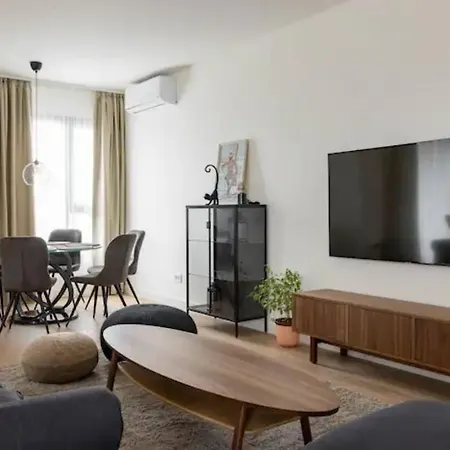 Huge 3 Bedroom With River View Apartment *