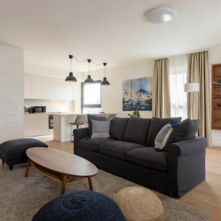 Huge 3 Bedroom With River View Apartment *