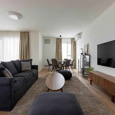 Huge 3 Bedroom With River View Apartment *